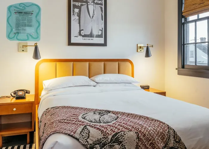 Dew Drop Inn Hotel & Lounge